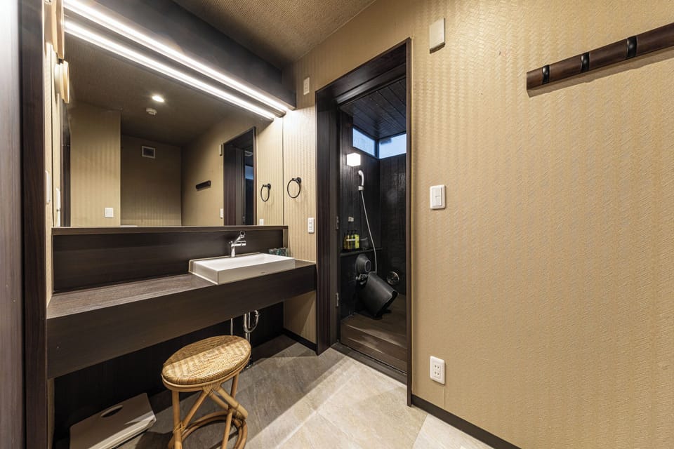 Deluxe Villa | Bathroom | Shower, free toiletries, hair dryer, towels