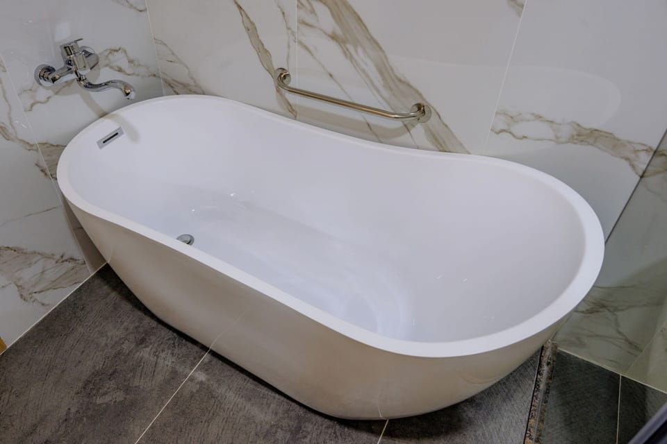 Junior Room | Bathroom | Free toiletries, hair dryer, bidet, towels