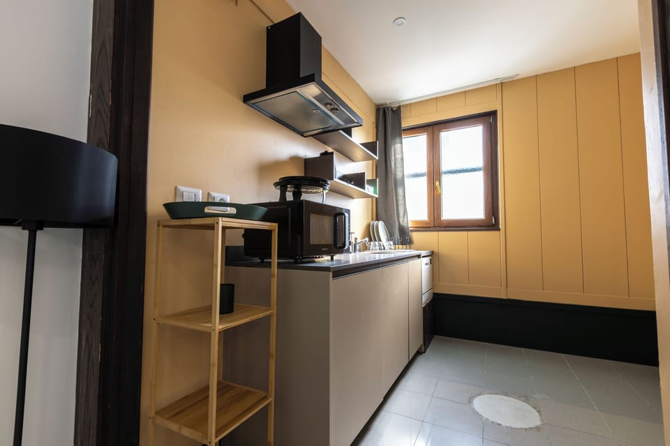 Superior Room, Pets Allowed | Private kitchen | Oven, highchair