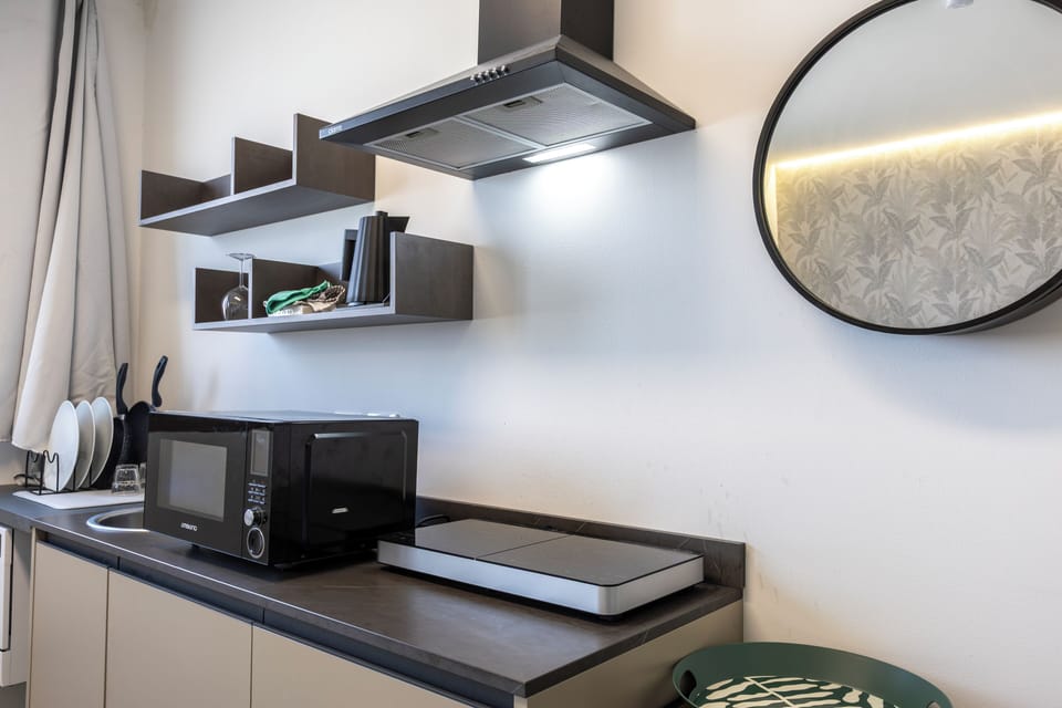 Standard Room, 3 Twin Beds, Kitchenette | In-room safe, blackout drapes, free WiFi