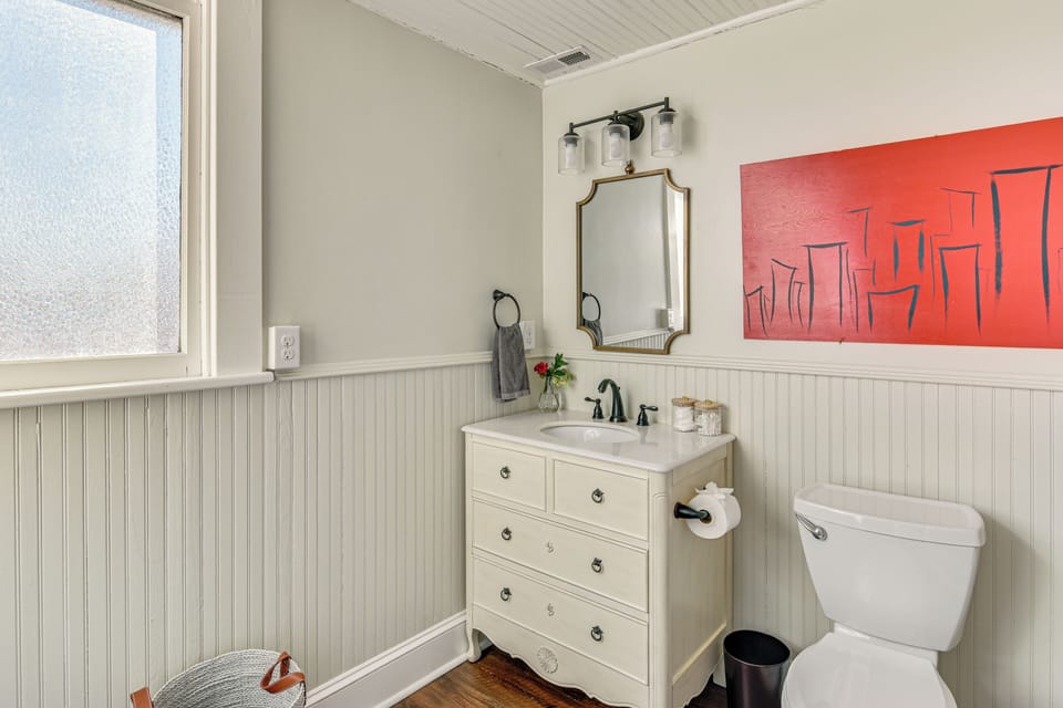 'the Sanctuary' in Historic Dtwn Staunton Cottage in Staunton
