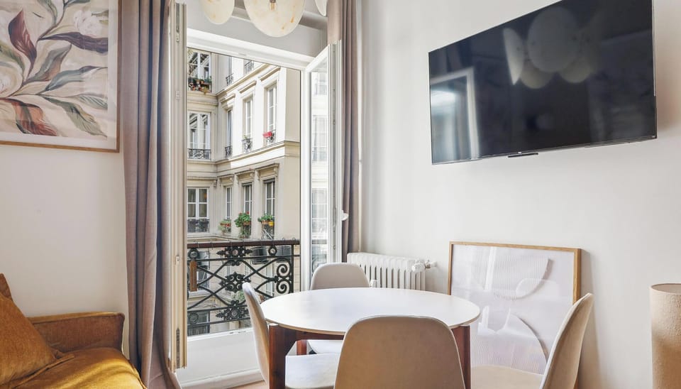 Coin repas convivial, parfait pour partager un petit-déjeuner ou un dîner.