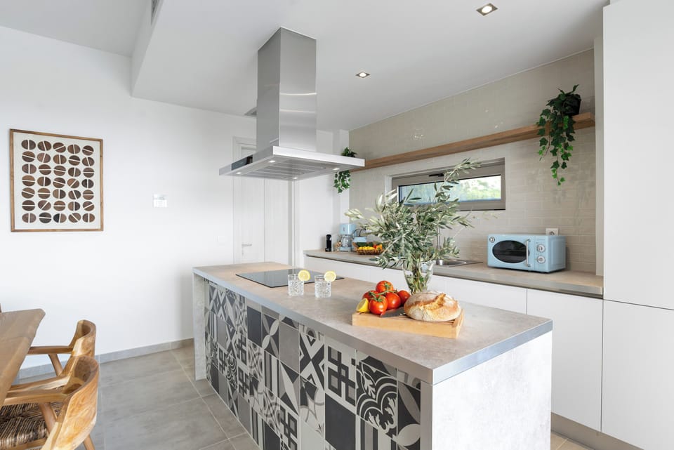 Full-size fridge, microwave, oven, stovetop