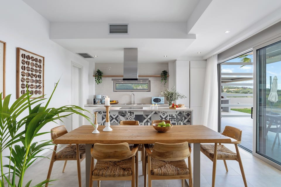 Full-size fridge, microwave, oven, stovetop