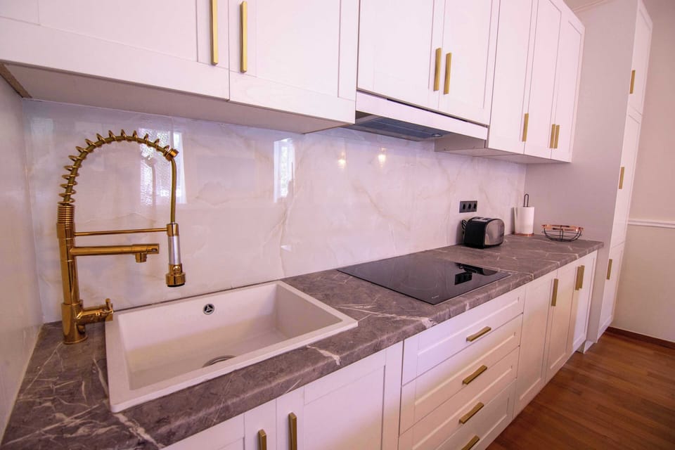 Deluxe Apartment, 5 Bedrooms, Patio | Private kitchen | Full-size fridge, microwave, oven, stovetop