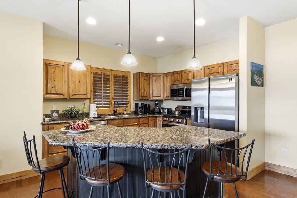 Spacious island seating, perfect for casual meals and gathering