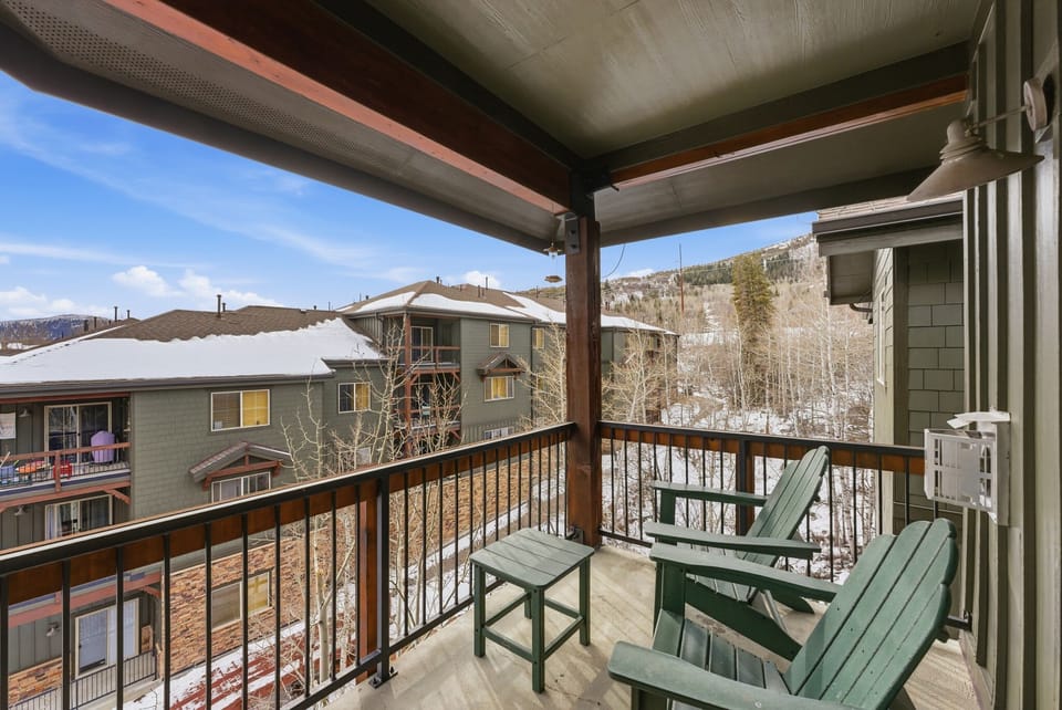 Private balcony with seating and scenic mountain views