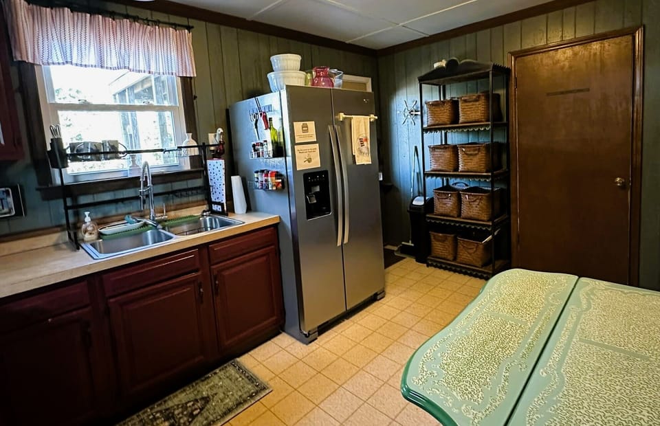Kitchen (alternate view)