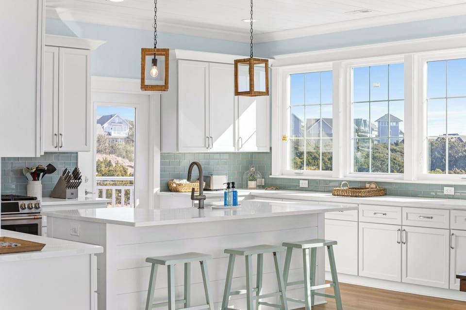 SUNLIGHT STEAMS INTO THIS STUNNING KITCHEN
