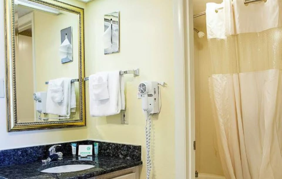 Rinse off sandy toes with a bright, practical bath setup.