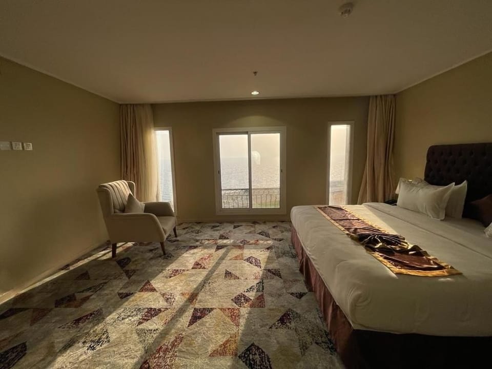 Basic Studio, Sea View | In-room safe, laptop workspace, blackout drapes