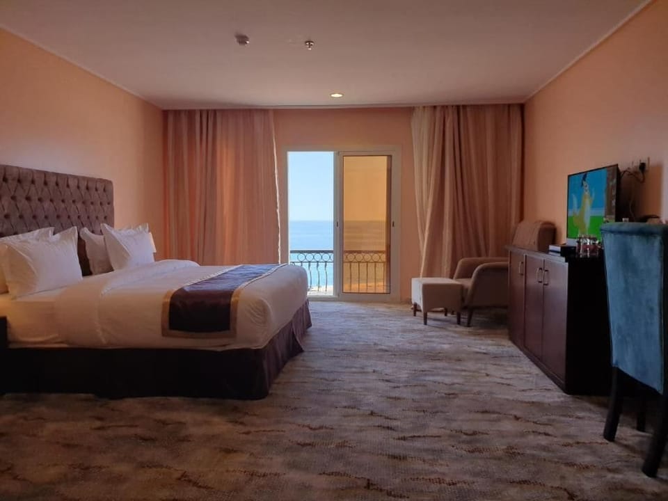 Basic Studio, Sea View | In-room safe, laptop workspace, blackout drapes