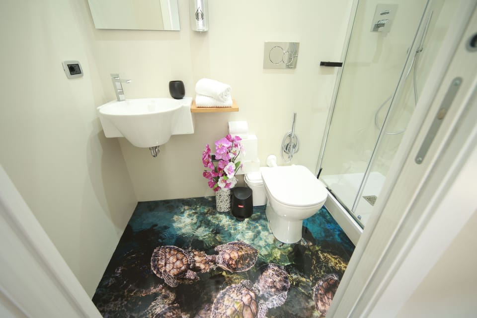 Comfort Double Room, 1 King Bed, Non Smoking | Bathroom | Shower, hair dryer, towels, soap