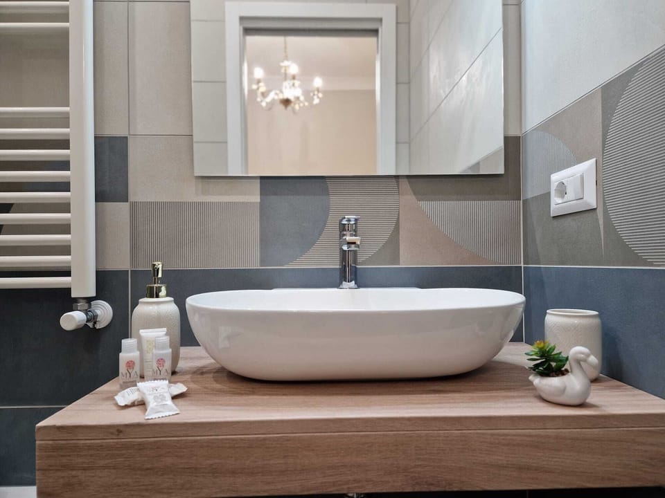 Classic Triple Room | Bathroom | Hair dryer, bidet, towels, soap
