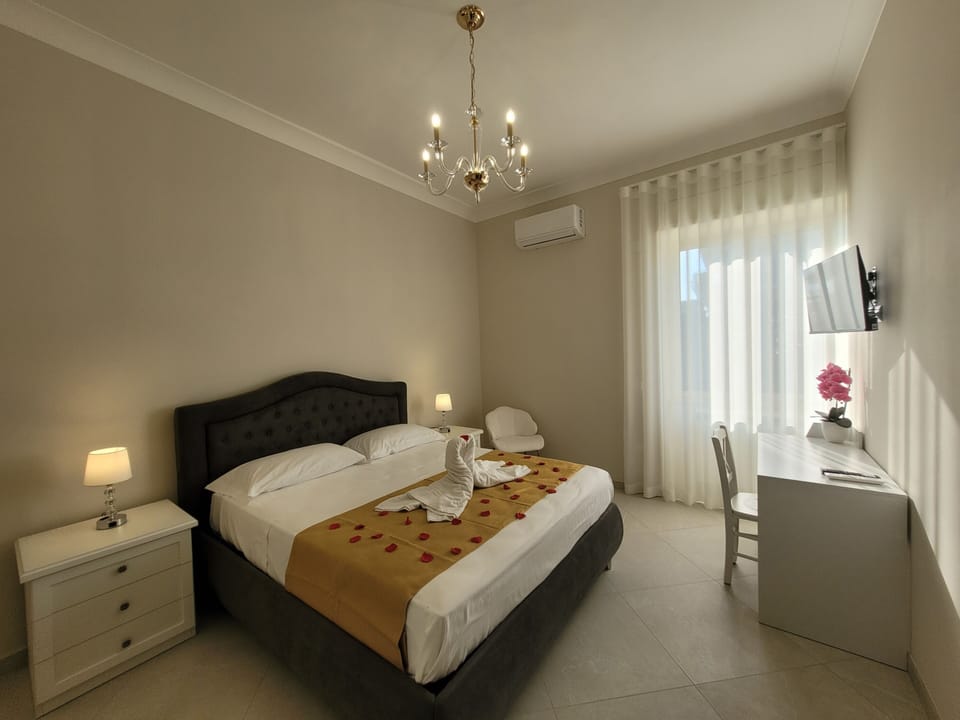 Classic Triple Room | Desk, blackout drapes, soundproofing, iron/ironing board