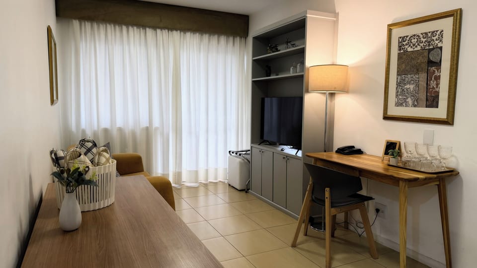 Deluxe Suite, 1 Queen Bed, City View | Interior