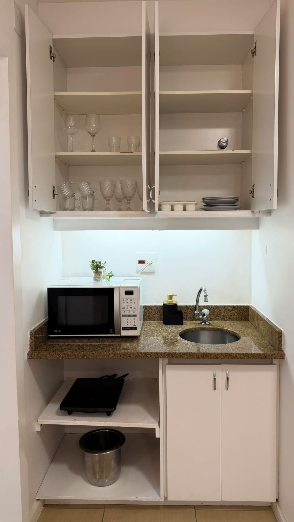 Deluxe Suite, 1 Queen Bed, City View | Private kitchen | Mini-fridge, microwave, stovetop, cookware/dishes/utensils