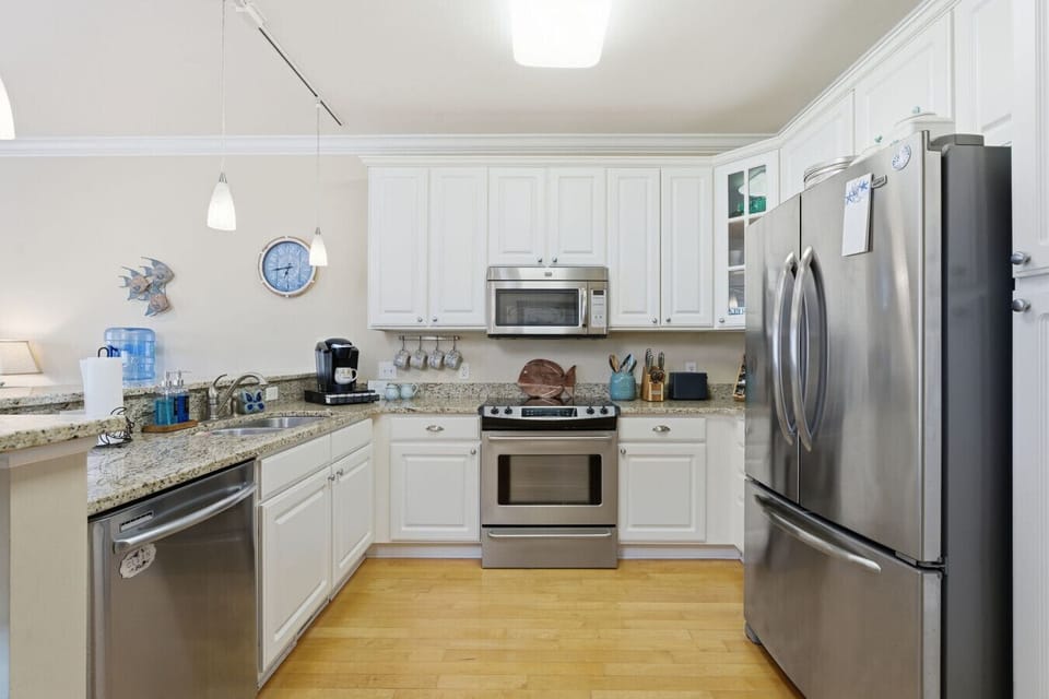 Fully stocked kitchen with tons of space