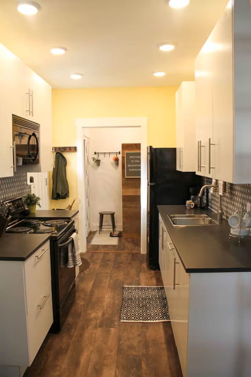 Modern & efficient kitchen with lots of cupboard space.