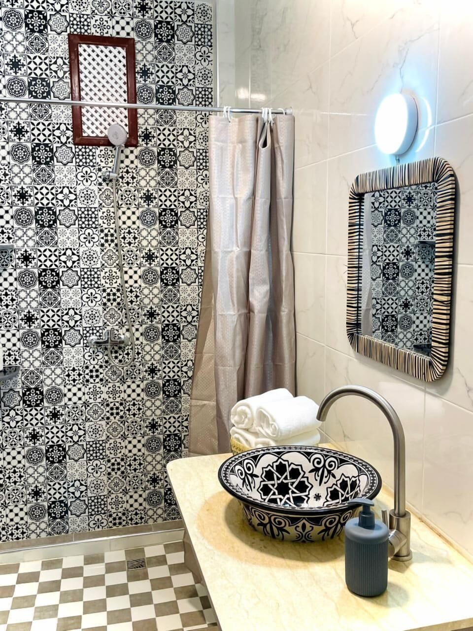 Combined shower/tub, bidet, towels, soap