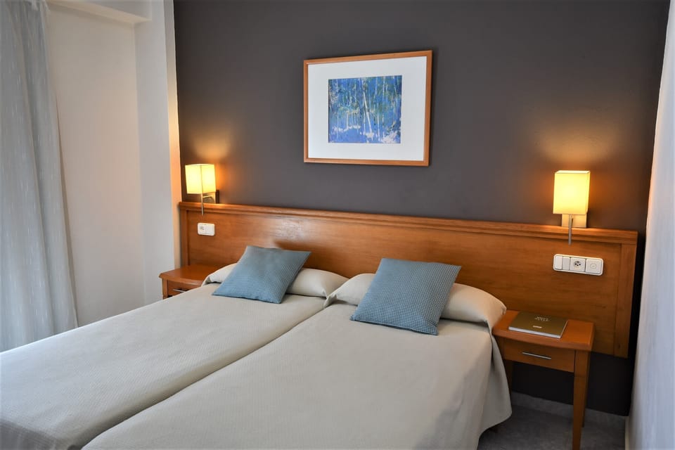 Double Room | In-room safe, desk, laptop workspace, blackout drapes