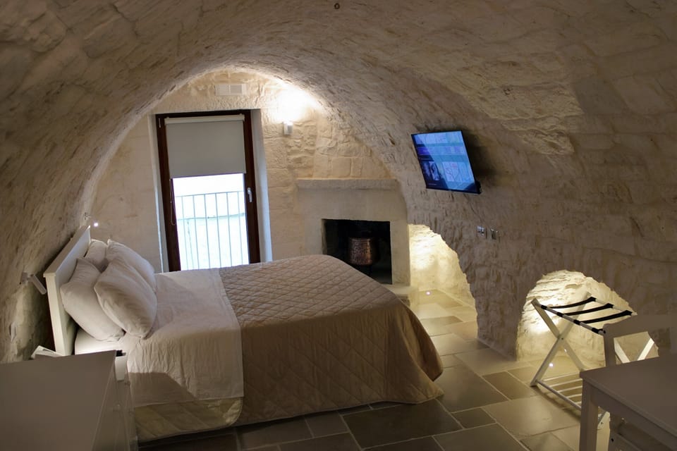 bedroom with cummersa