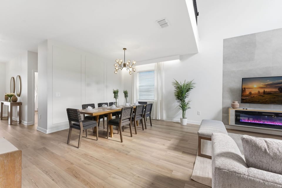 House (5 Bedrooms) | Living area | 50-inch Smart TV with cable channels
