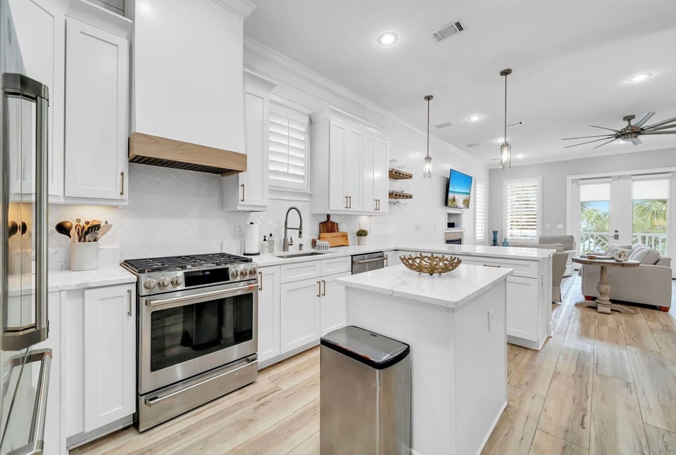 Fully stocked kitchen, including wine fridge