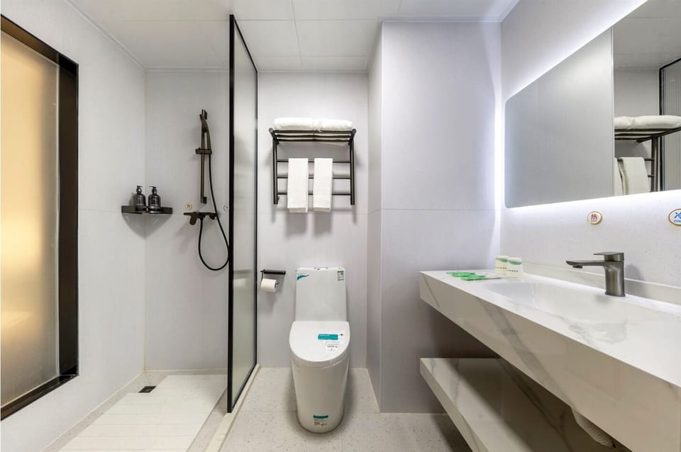 Comfort Twin Room, City View | Bathroom | Shower, free toiletries, hair dryer, slippers