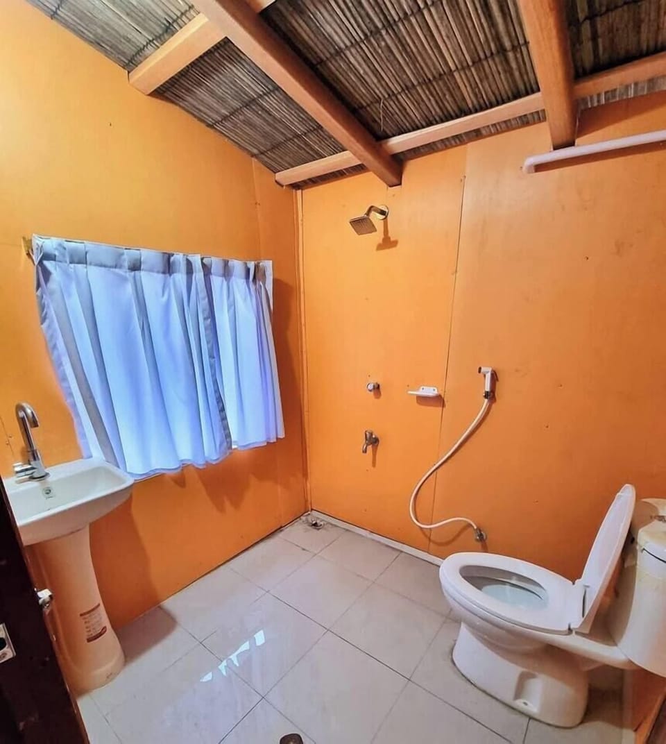 Bathtub, free toiletries, towels, soap