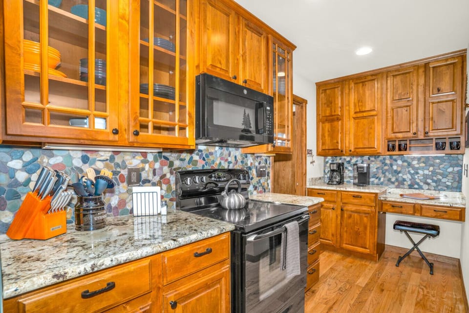 Kitchen ,Coffee Bar and Desk