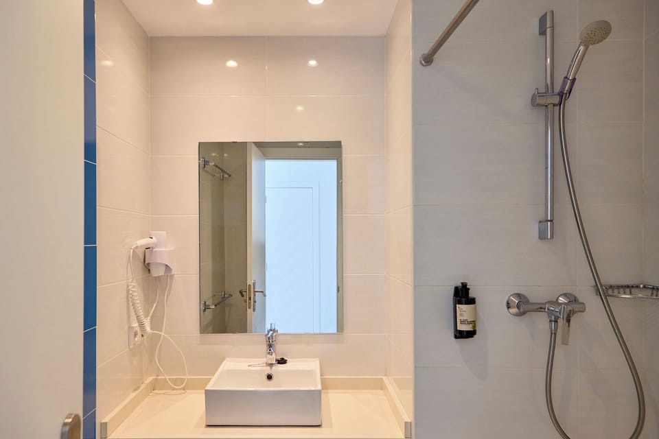 Comfort Double Room | Bathroom | Shower, hair dryer, towels