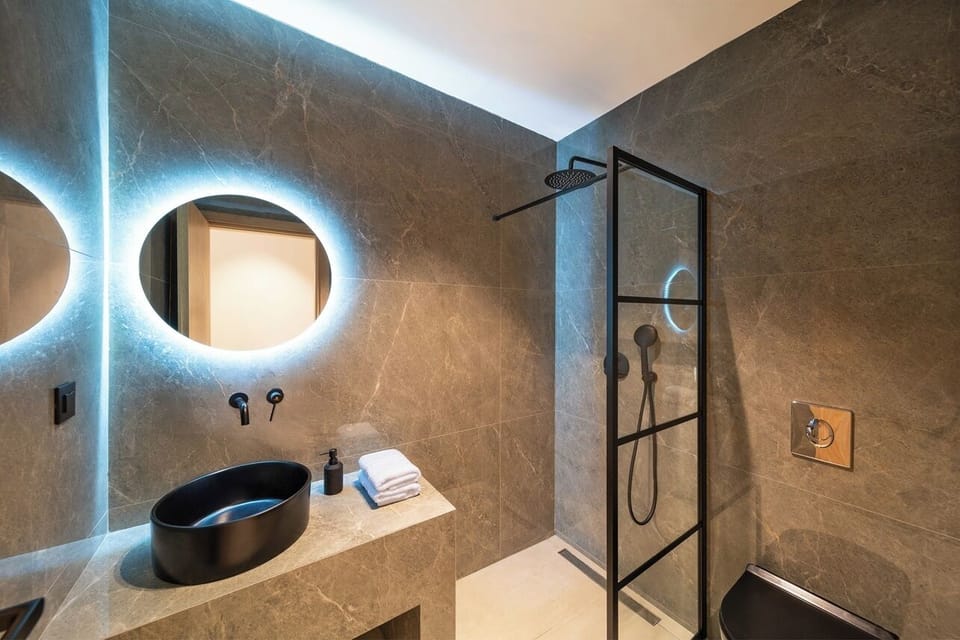 Superior Twin Room | Bathroom | Shower, eco-friendly toiletries, hair dryer, towels