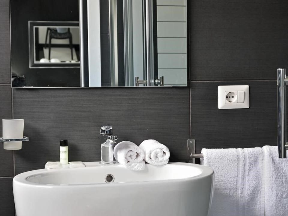 Shower, rainfall showerhead, free toiletries, hair dryer