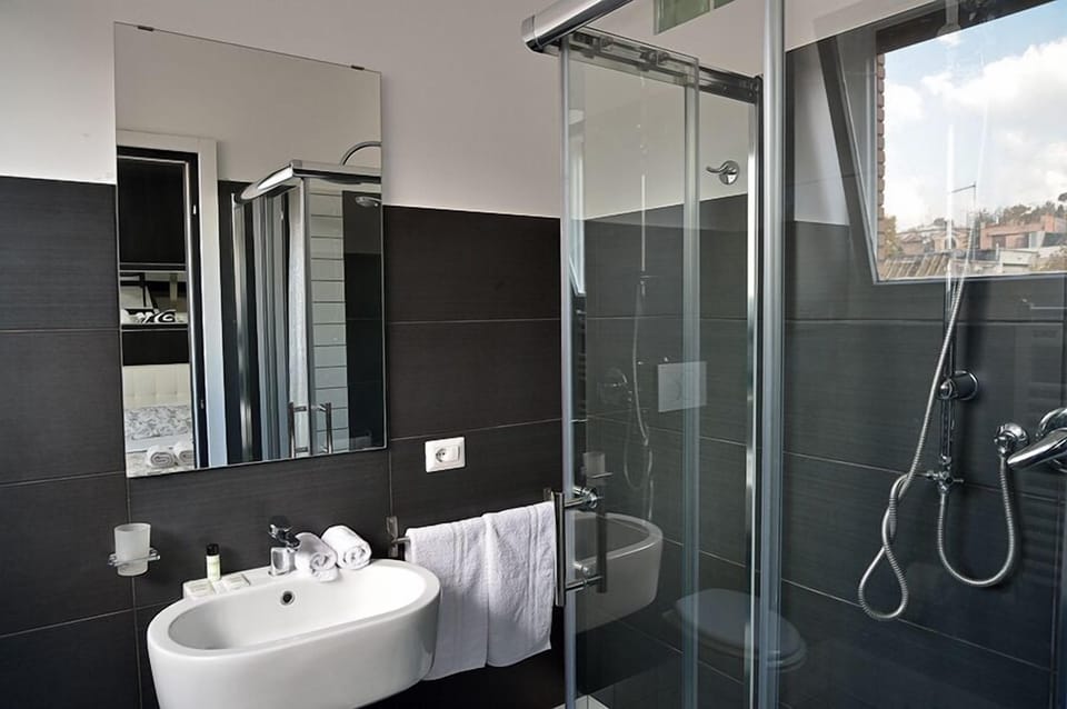 Deluxe Double Room, Ensuite, City View | Bathroom | Shower, rainfall showerhead, free toiletries, hair dryer