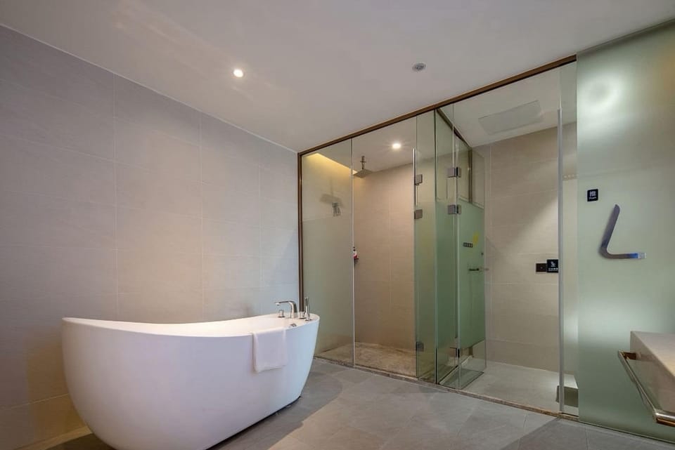 Club Suite, City View | Bathroom | Free toiletries, hair dryer, slippers, towels