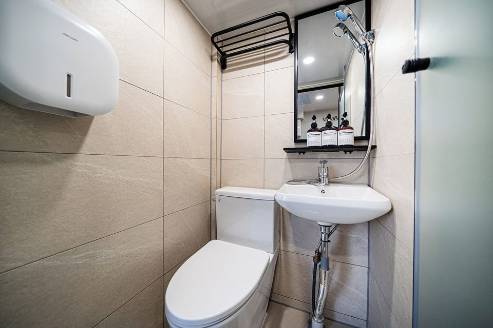 Superior Single Room | Bathroom | Shower, free toiletries, hair dryer, slippers