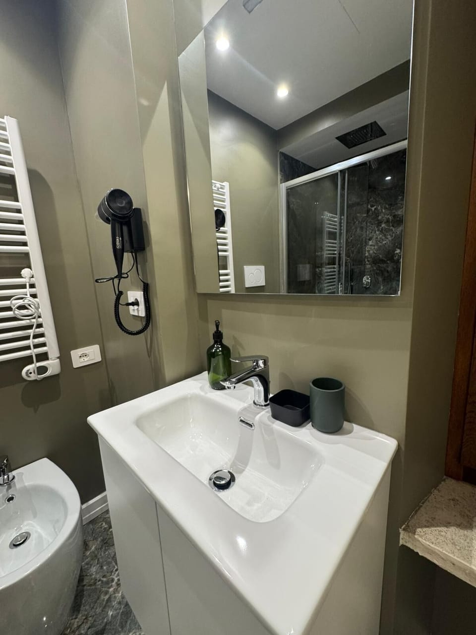 Comfort Double Room, 1 Queen Bed | Bathroom | Free toiletries, hair dryer, towels, soap