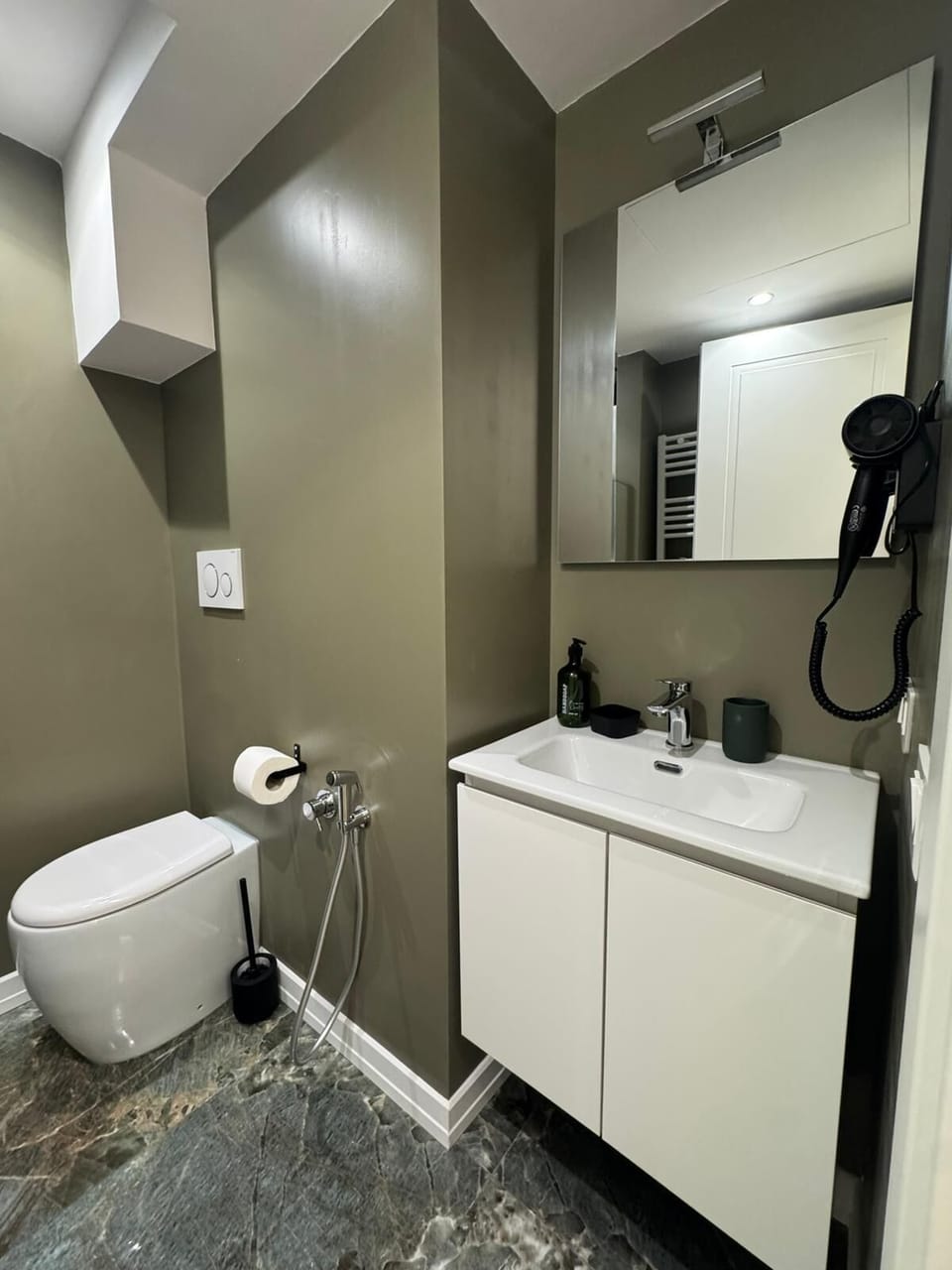Comfort Double Room, 1 Queen Bed | Bathroom | Free toiletries, hair dryer, towels, soap