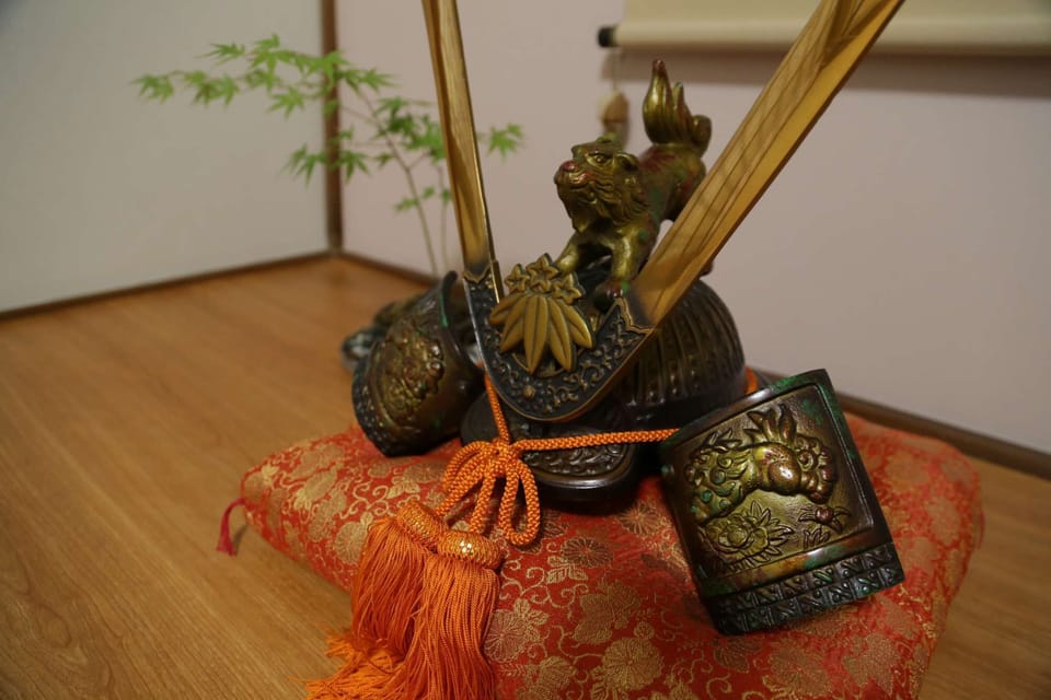 Weapons that combine strength and delicacy adorn the Japanese-style space.