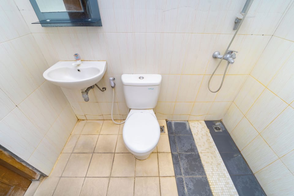 Standard Double Room | Bathroom | Shower, towels