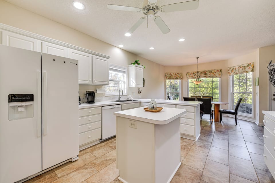 Kitchen & Dining Area | 2-Story Home