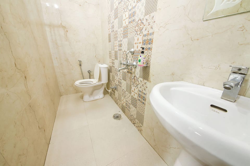 Shower, rainfall showerhead, free toiletries, towels