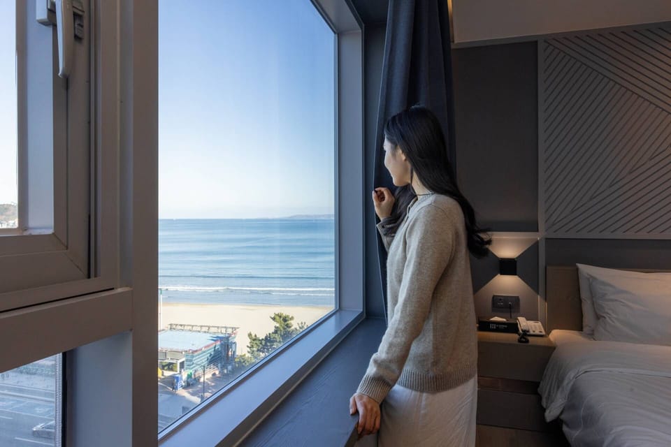 Avenue Premier | Premium bedding, blackout drapes, soundproofing, free WiFi