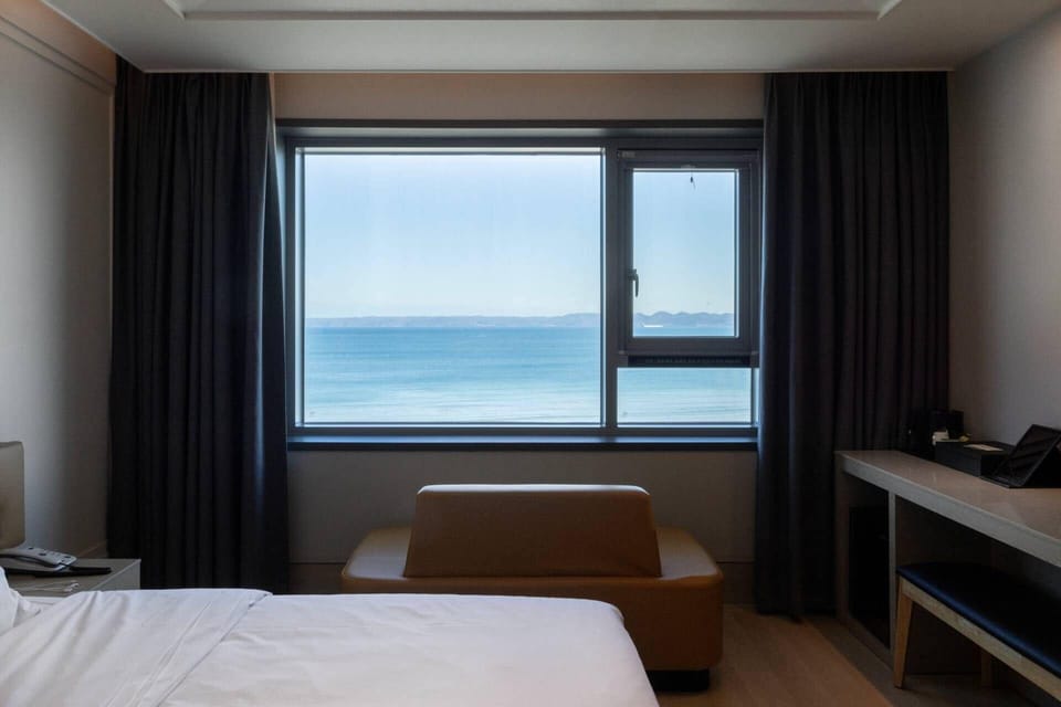Avenue Royal | Premium bedding, blackout drapes, soundproofing, free WiFi