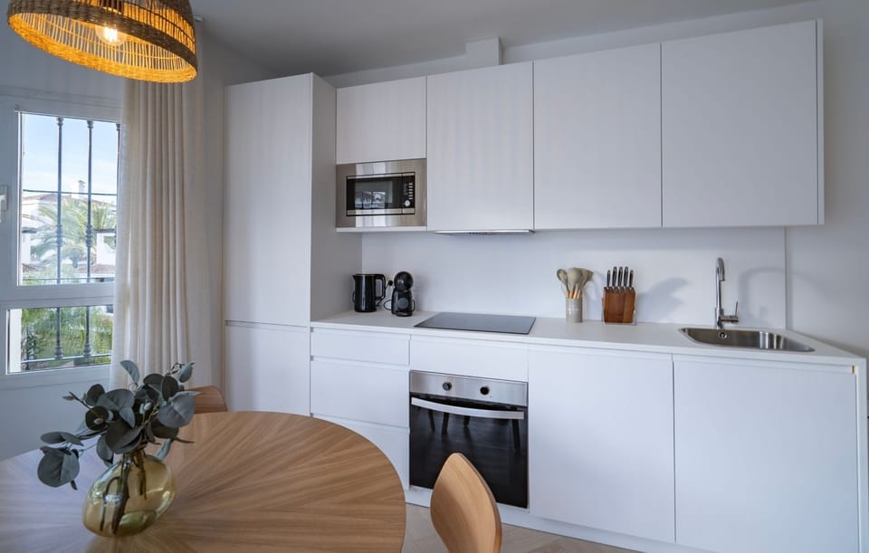 Kitchen & dining area