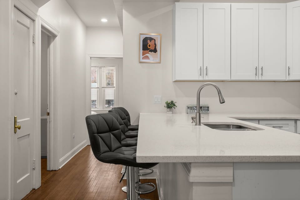 Modern kitchen with everything you need for meals and snacks.