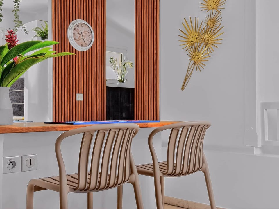 Comfort Apartment, Balcony, Beach View | Interior
