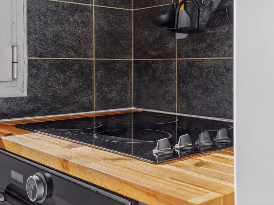 Comfort Apartment, Balcony, Beach View | Private kitchen | Toaster, highchair, spices, cleaning supplies