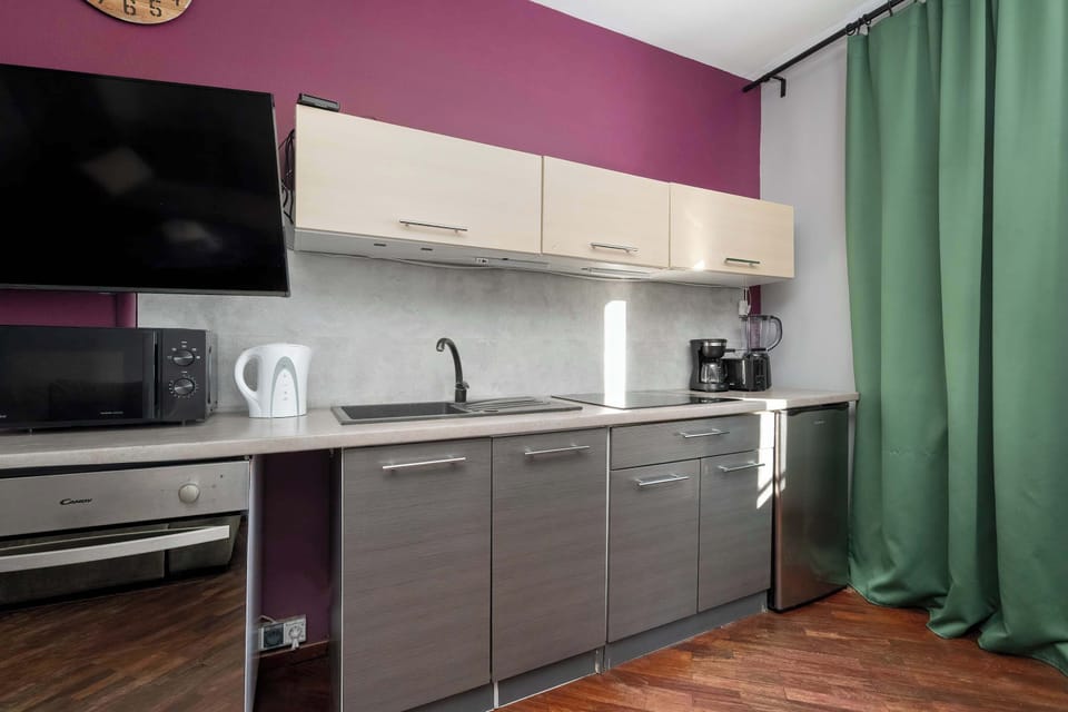 Fully equipped kitchen with dining table.